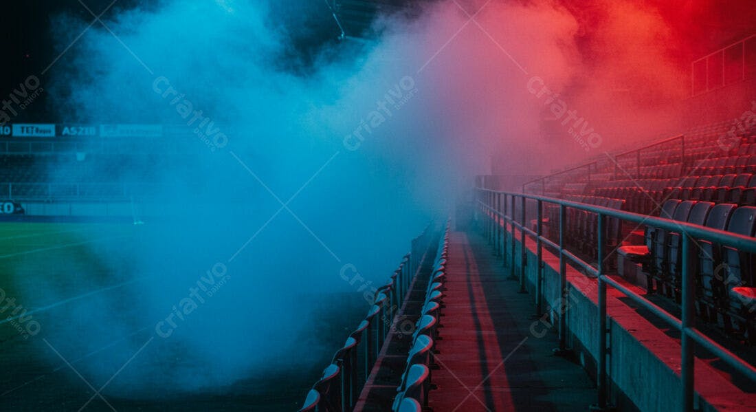 Estádio vazio com fumaça azul e vermelha
