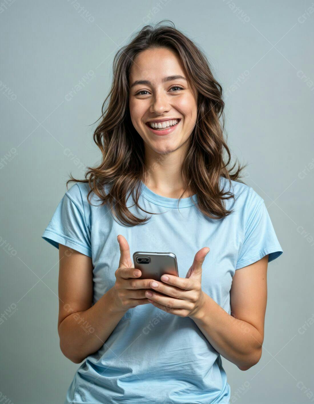Mulher feliz usando celular fundo cinza