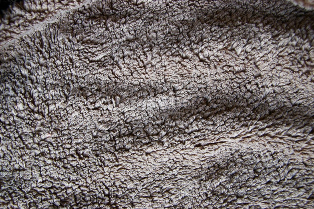 Textura de tecido felpudo marrom e cinza