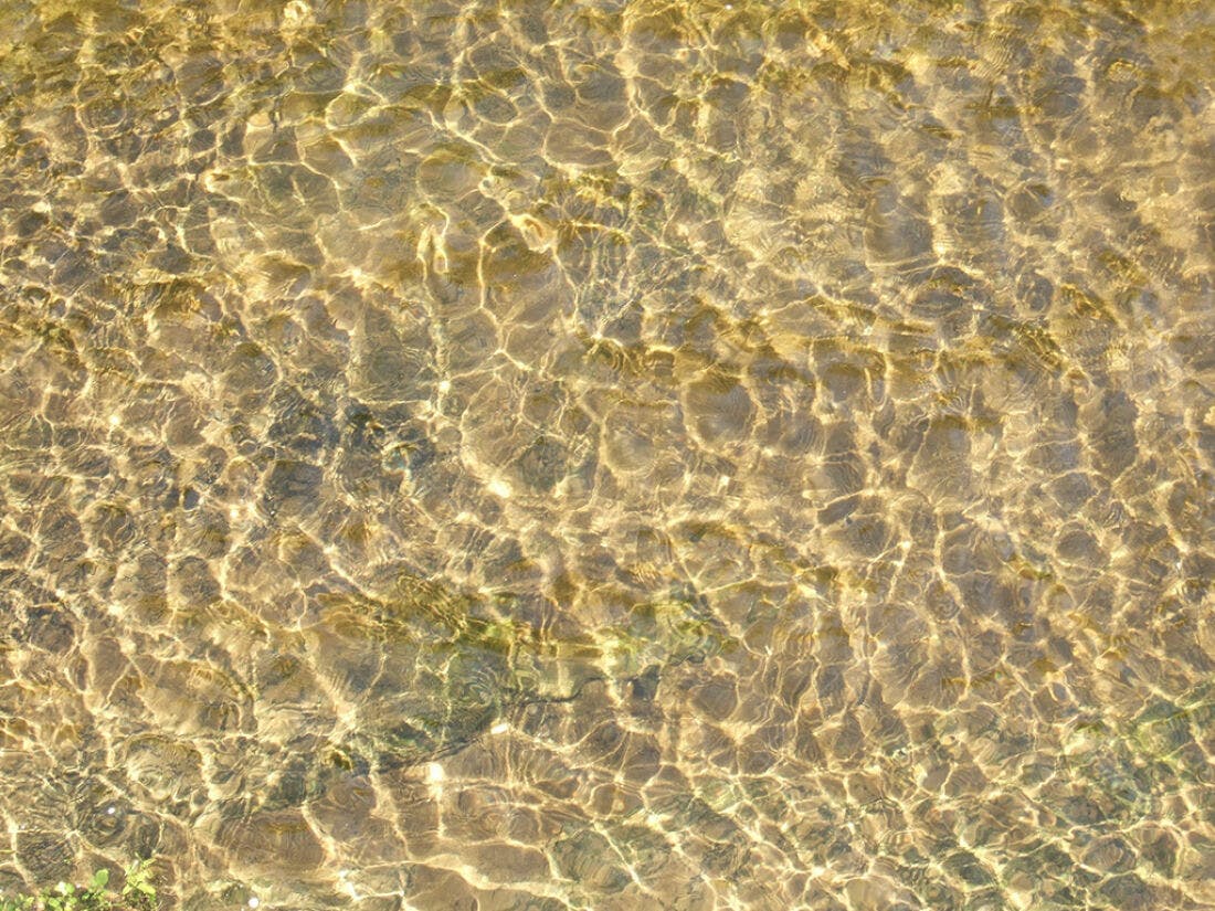 Água cristalina com reflexos dourados