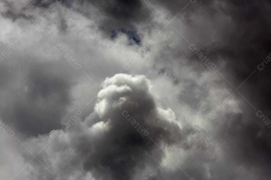 Nuvens Cumulus carregadas céu cinzento