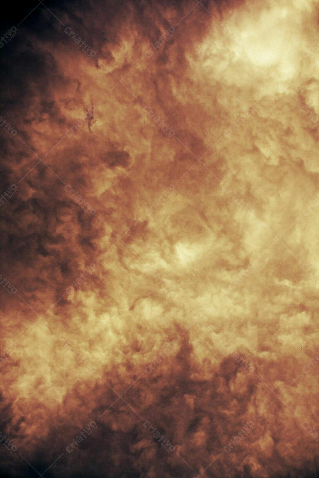 Nuvens escuras tons de marrom e dourado