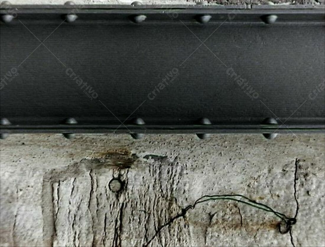 Placa metálica sobre concreto desgastado