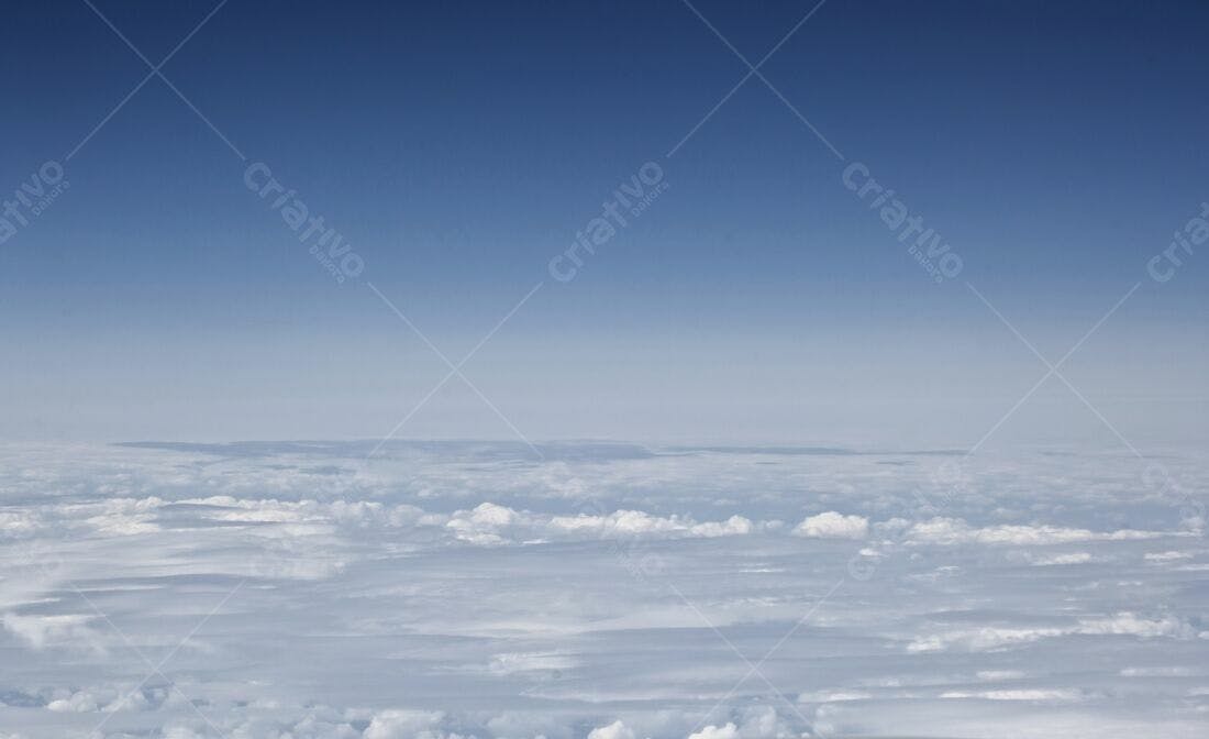 Vista aérea de nuvens e céu azul