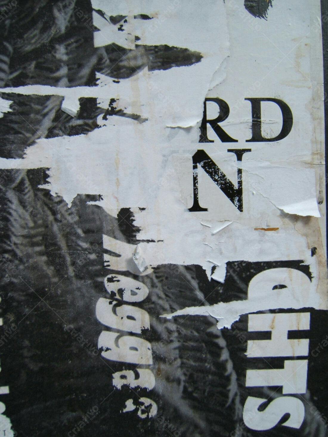 Poster rasgado com letras em preto e branco