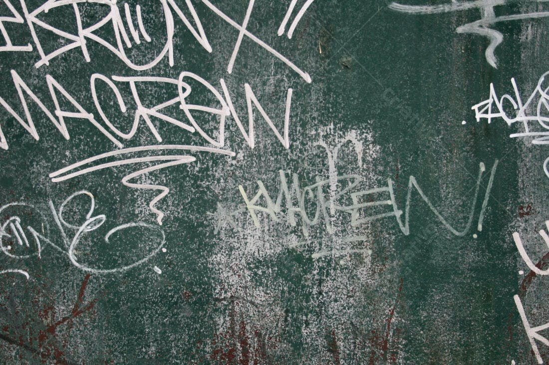 Graffiti branco em fundo verde-escuro