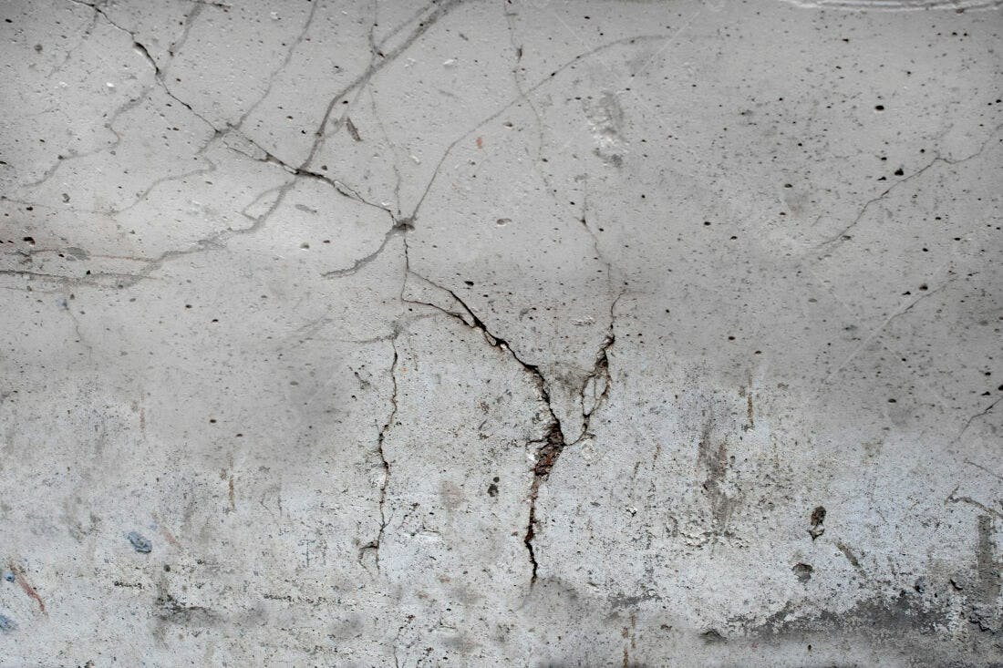 Parede de concreto rachada cinza