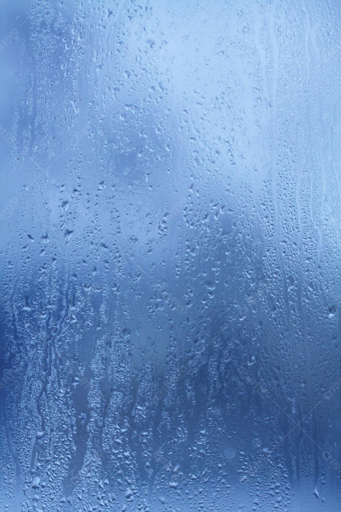Gotas d'água em vidro embaçado