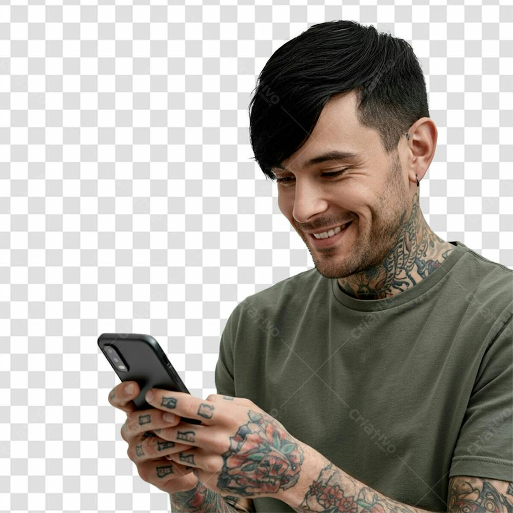 Homem Tatuado Feliz Enquanto Mexe No Celular