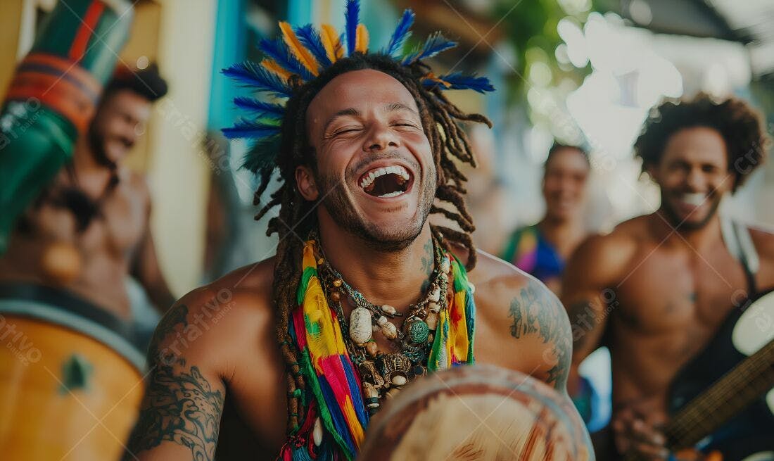 Homem rindo em festival com penas coloridas