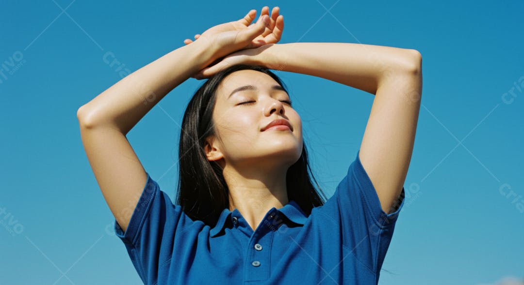 Mulher asiática sorrindo sob o sol azul