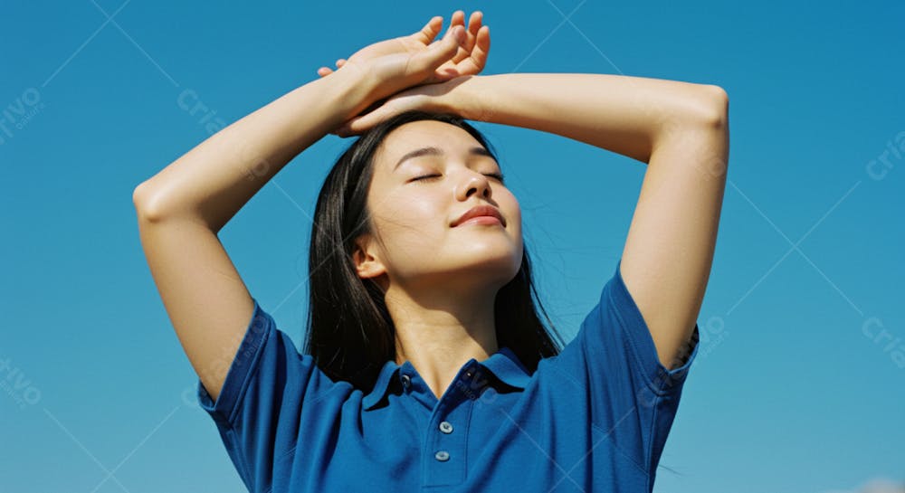 Mulher De Polo Azul, Mão Perto Da Cabeça