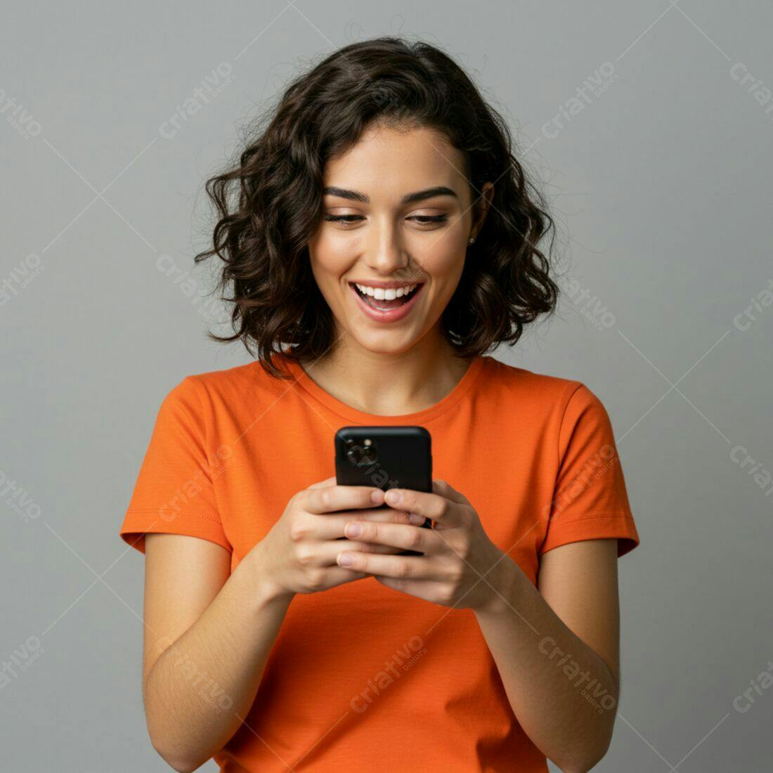 Mulher feliz usando celular fundo cinza