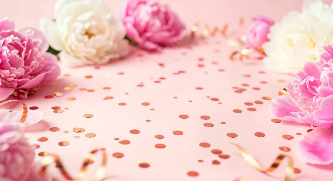 Peônias rosa e brancas com confete dourado