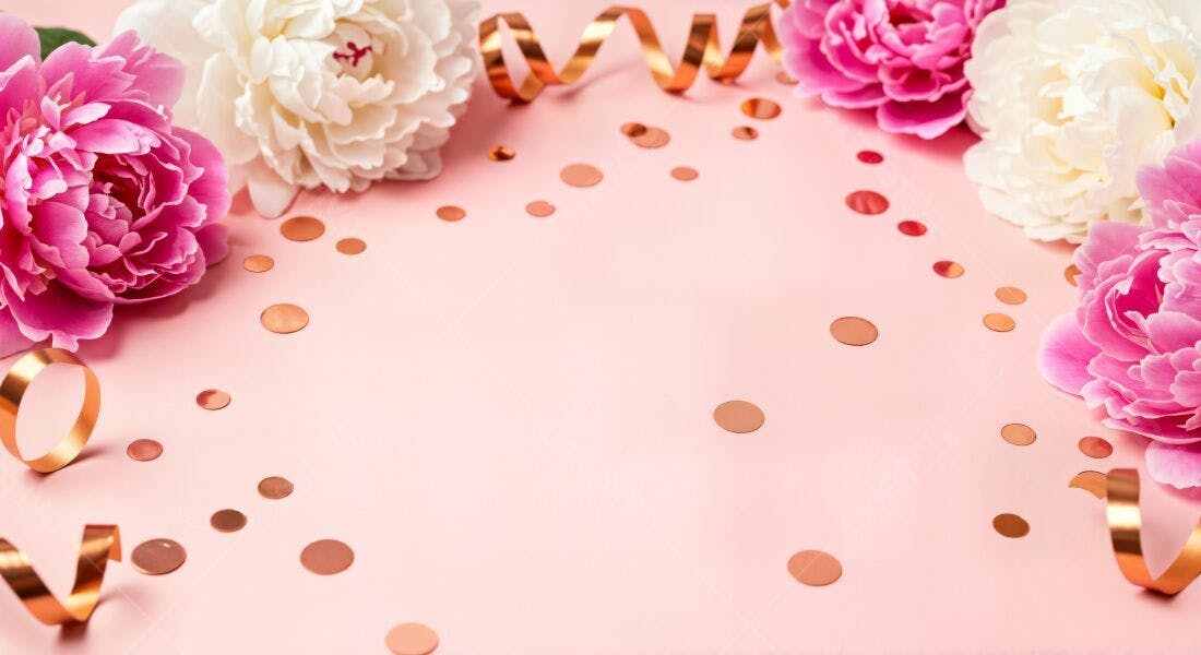 Peônias rosas e brancas com confete dourado