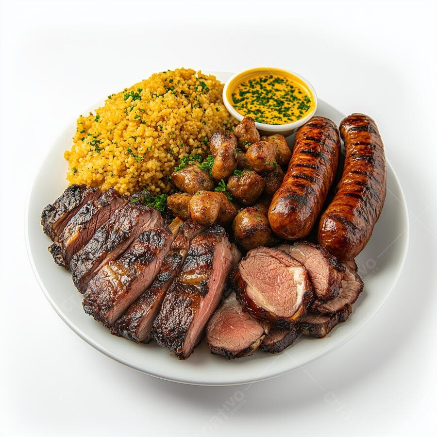 Prato de carnes grelhadas com cuscuz e cogumelos