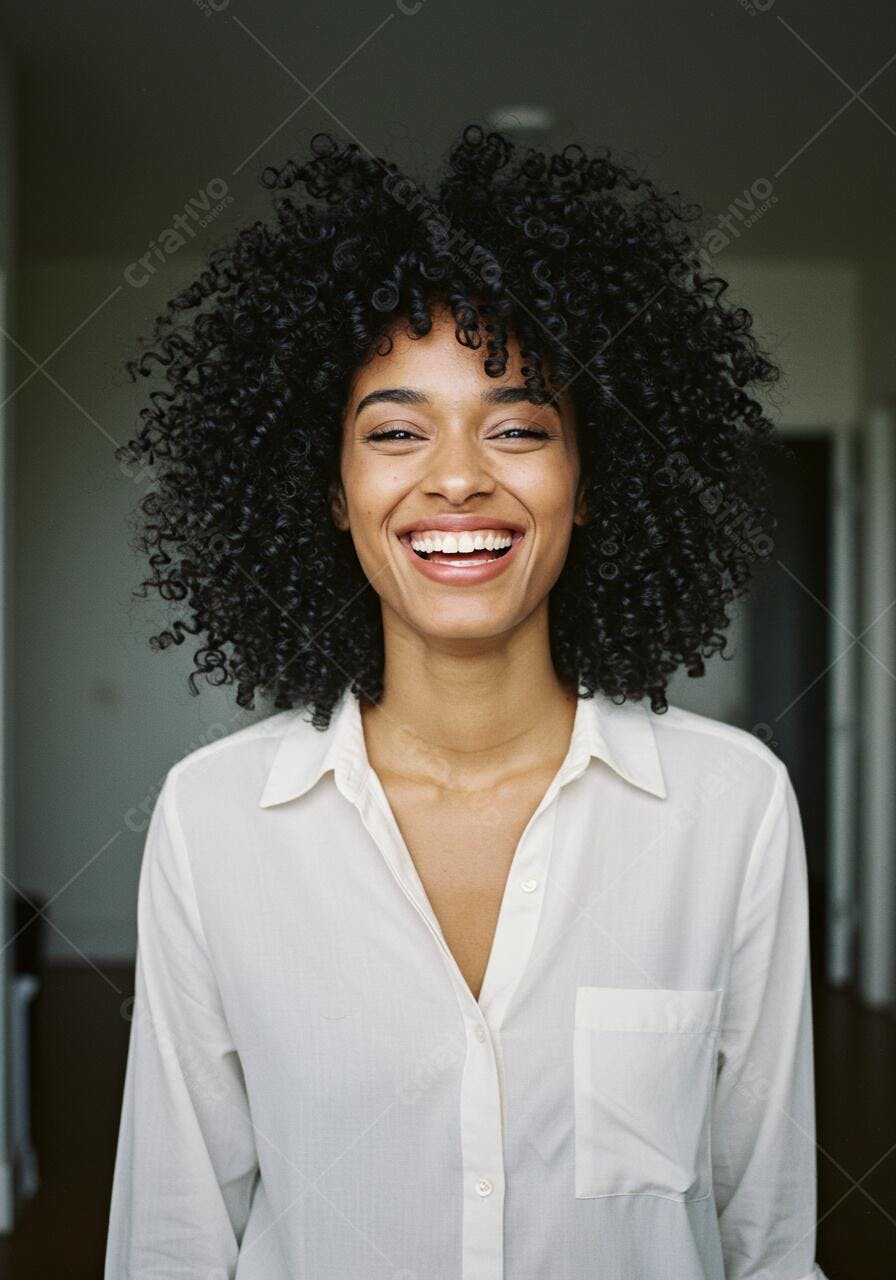 Mulher negra sorrindo camisa branca cabelo crespo