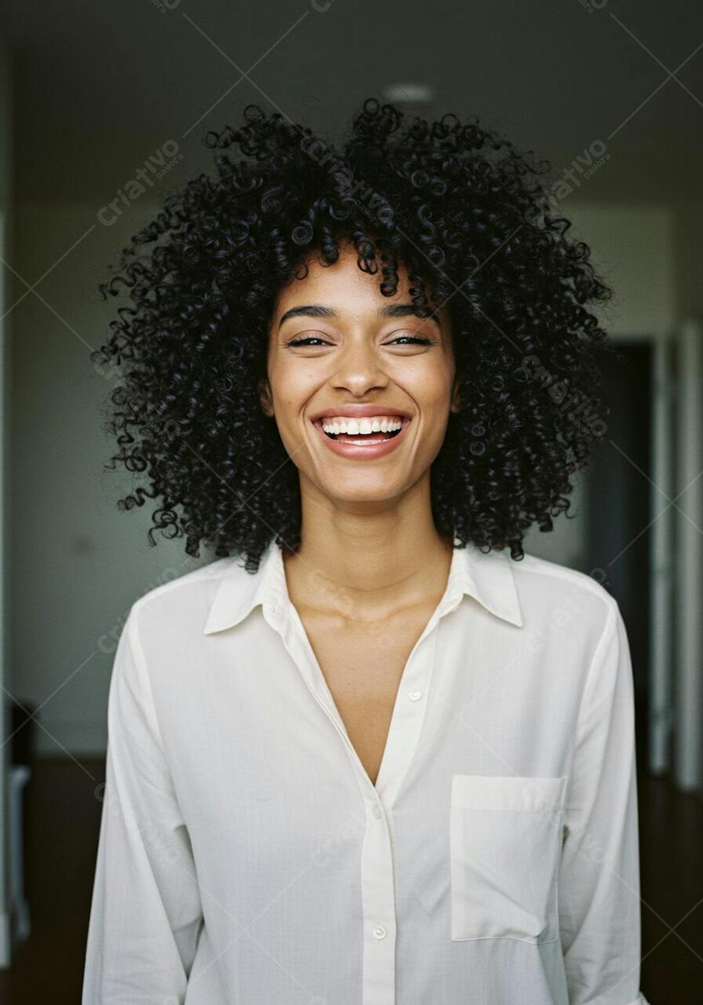 mulher morena sorridente de camisa branca