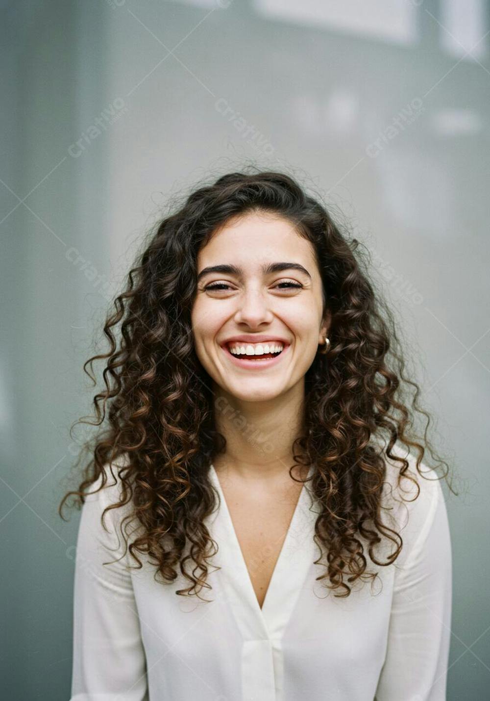 mulher morena sorridente com camisa branca IA