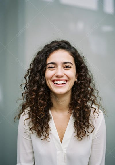 mulher morena sorridente com camisa branca IA