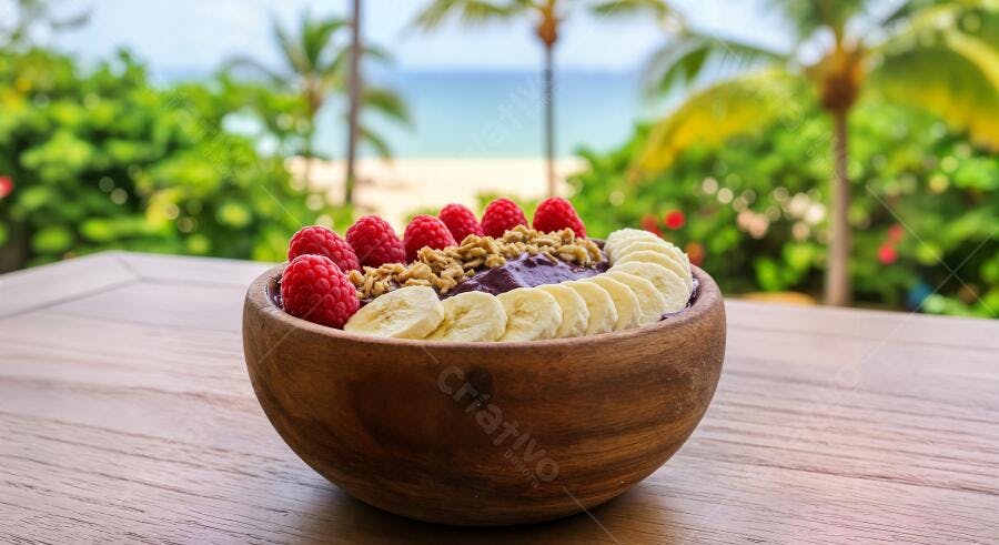 Açaí Bowl com framboesas e banana praia