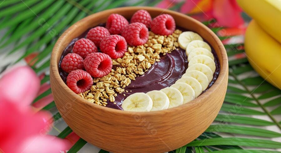 Açaí Bowl com framboesas e granola