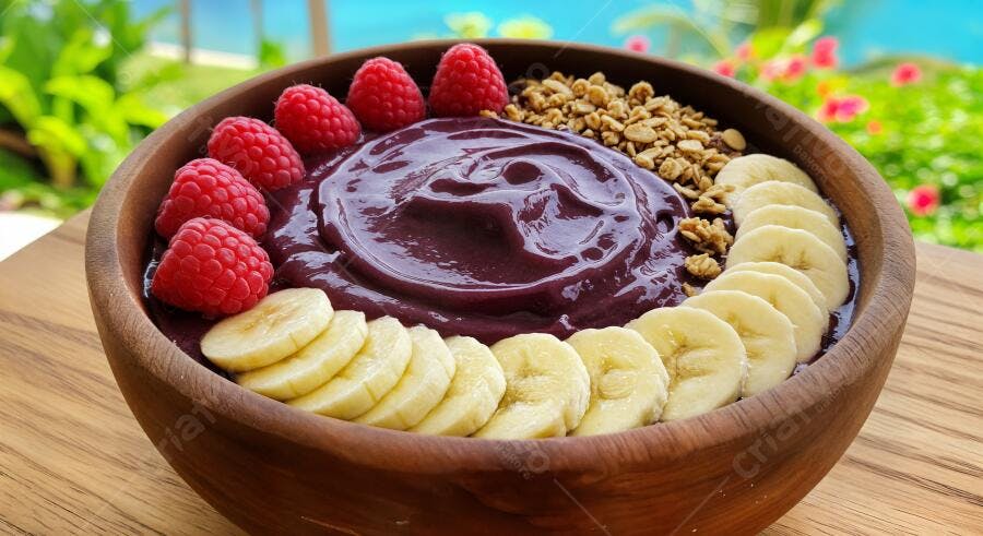 Açaí Bowl com framboesas e banana