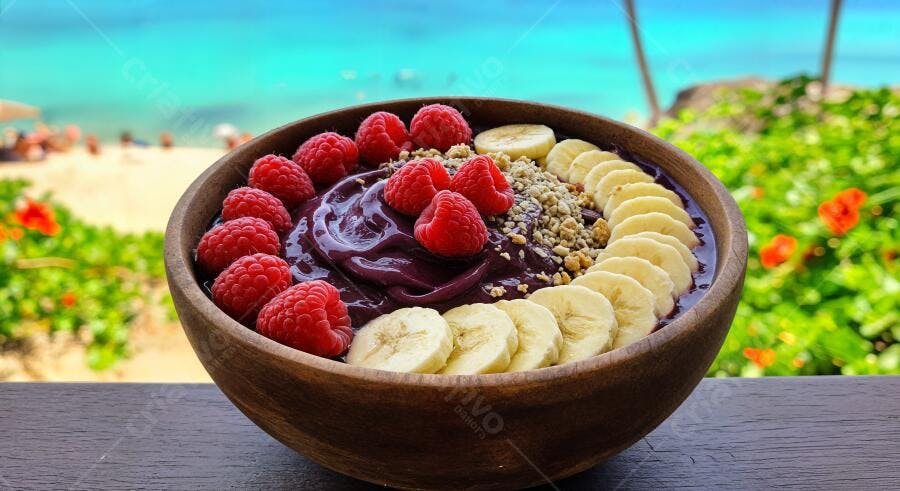 Açaí Bowl com framboesas e banana praia