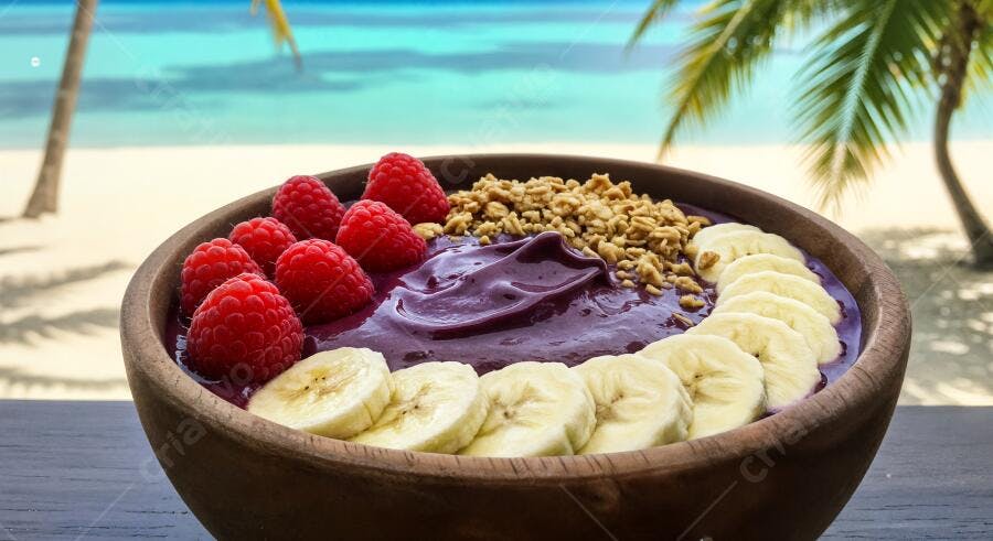 Açaí Bowl com frutas tropicais na praia