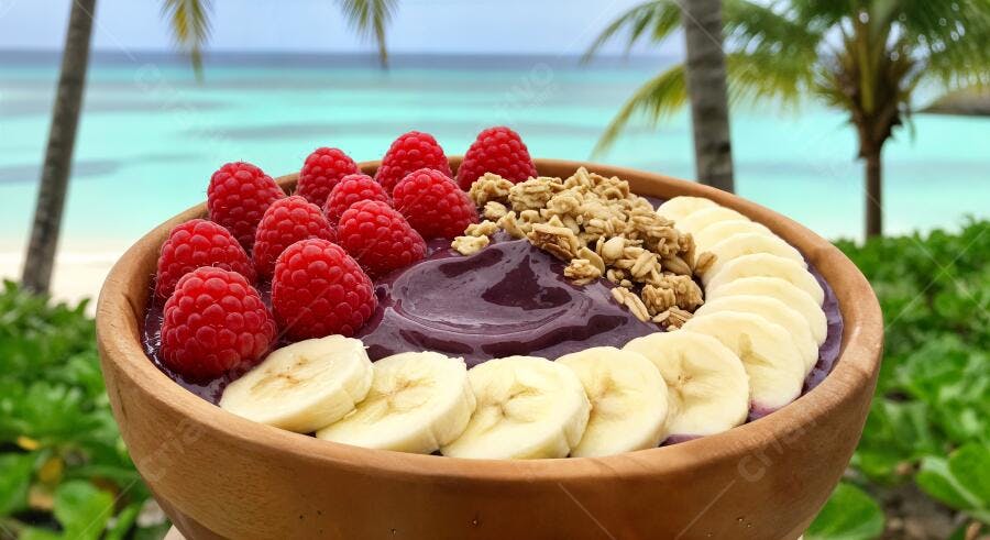 Açaí Bowl com framboesas e banana na praia