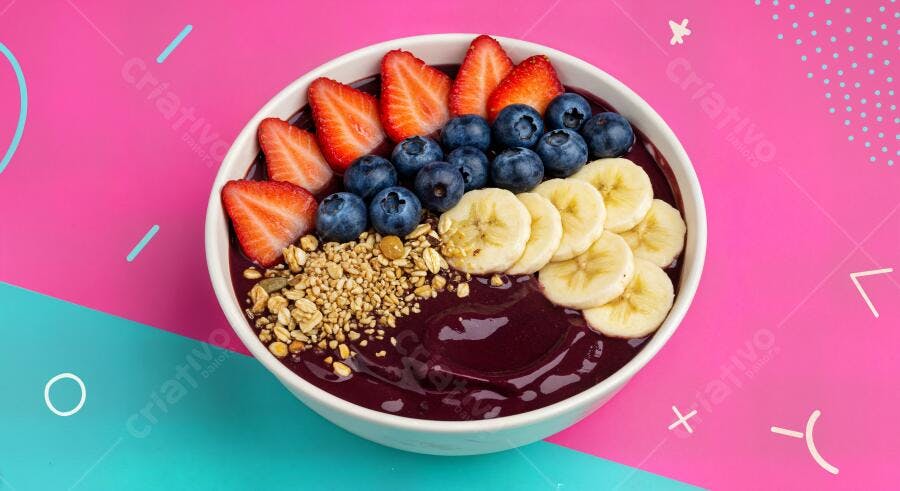 Açaí com frutas vermelhas e granola
