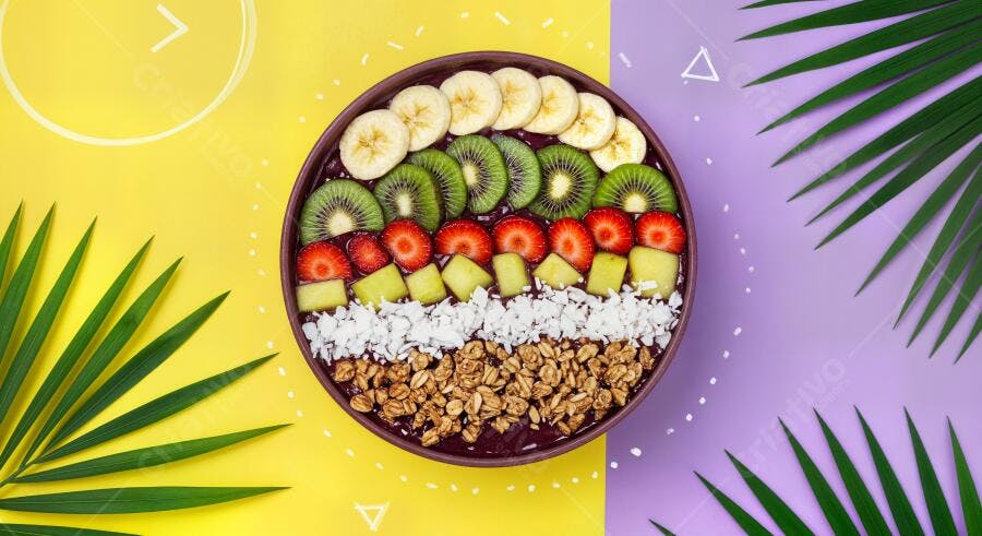 Açaí Bowl com frutas tropicais e granola