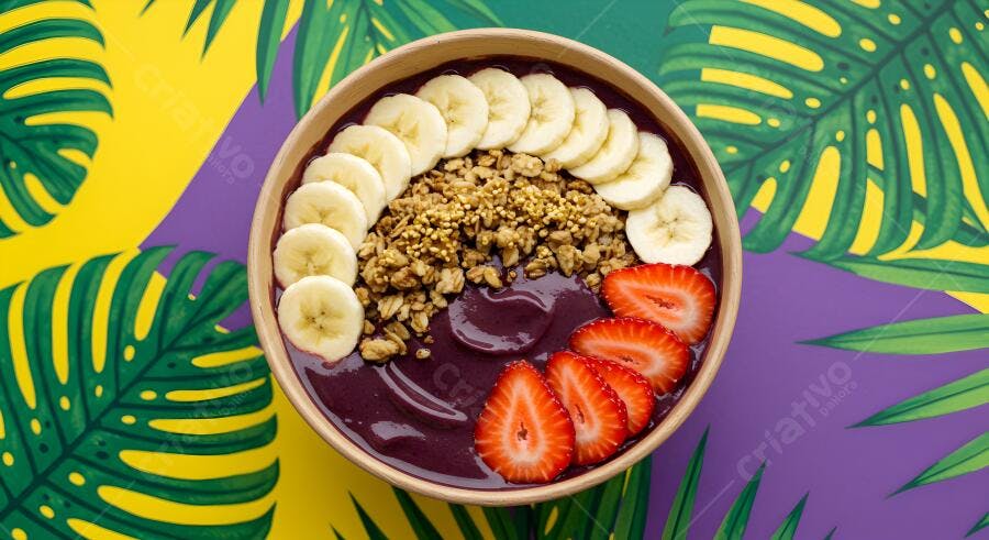 Açaí com banana e morango em bowl