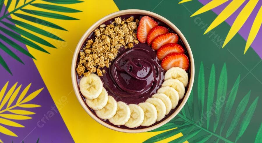 Açaí Bowl com Banana e Morango Granola