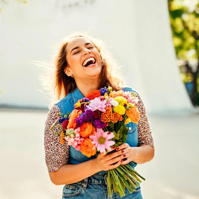 Mulher feliz com um buquê de flores