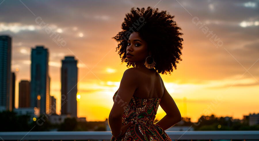 Mulher negra no pôr do sol urbano
