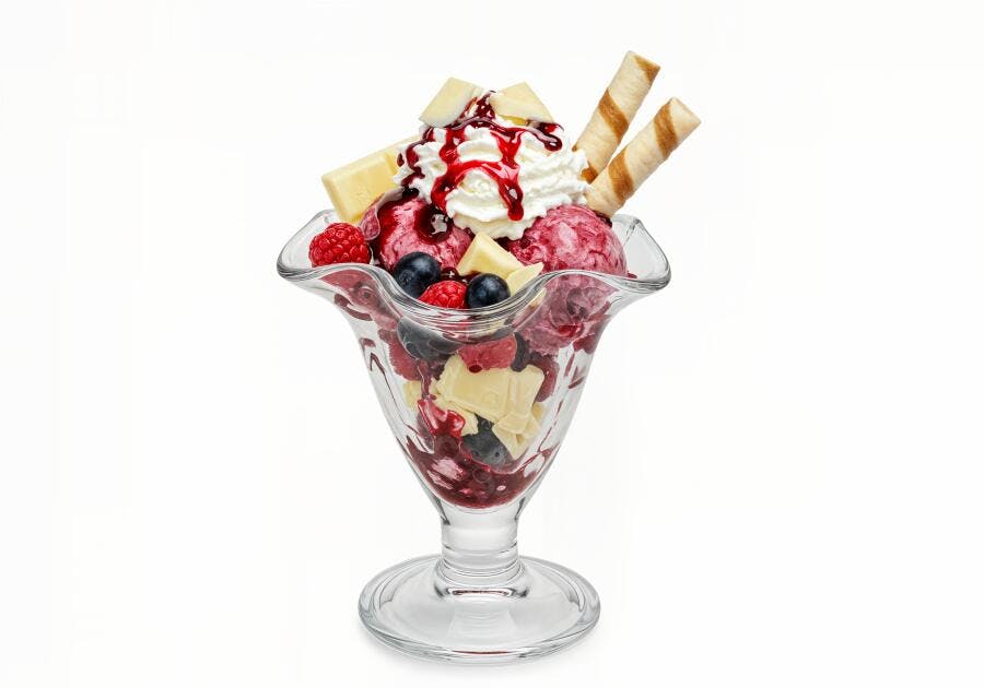 Sobremesa de sorvete de frutas vermelhas com chocolate branco