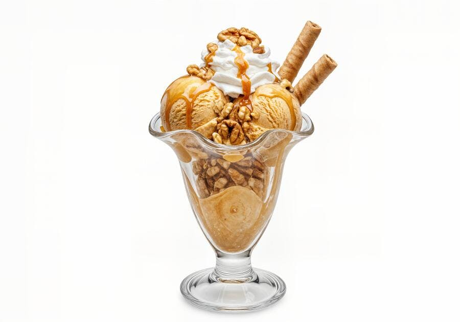 Sobremesa de sorvete com nozes e caramelo