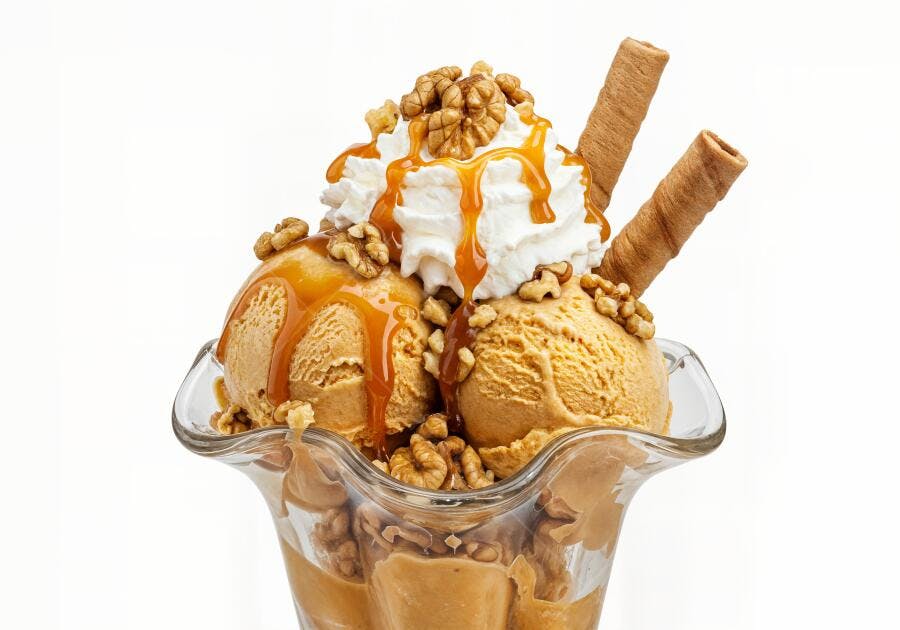 Sorvete de Doce de Leite com Nozes e Chantilly