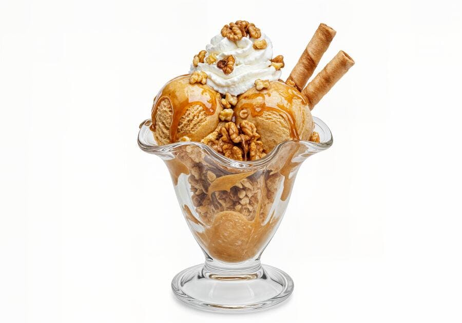 Sobremesa de sorvete com nozes e caramelo