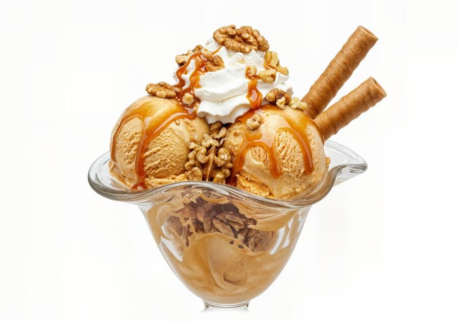 Sorvete de caramelo com nozes e chantilly