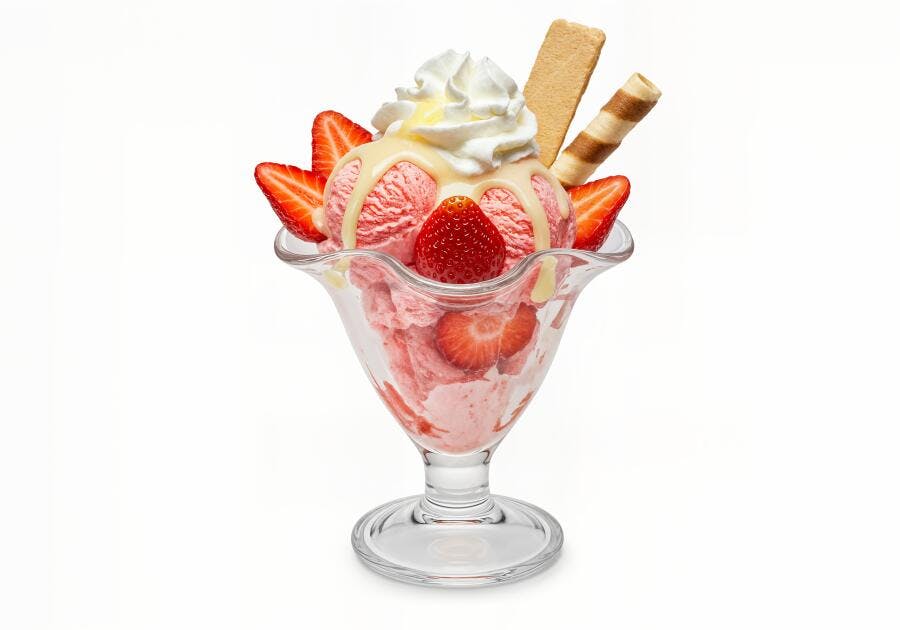 Sorvete de Morango com Chantilly e Wafer