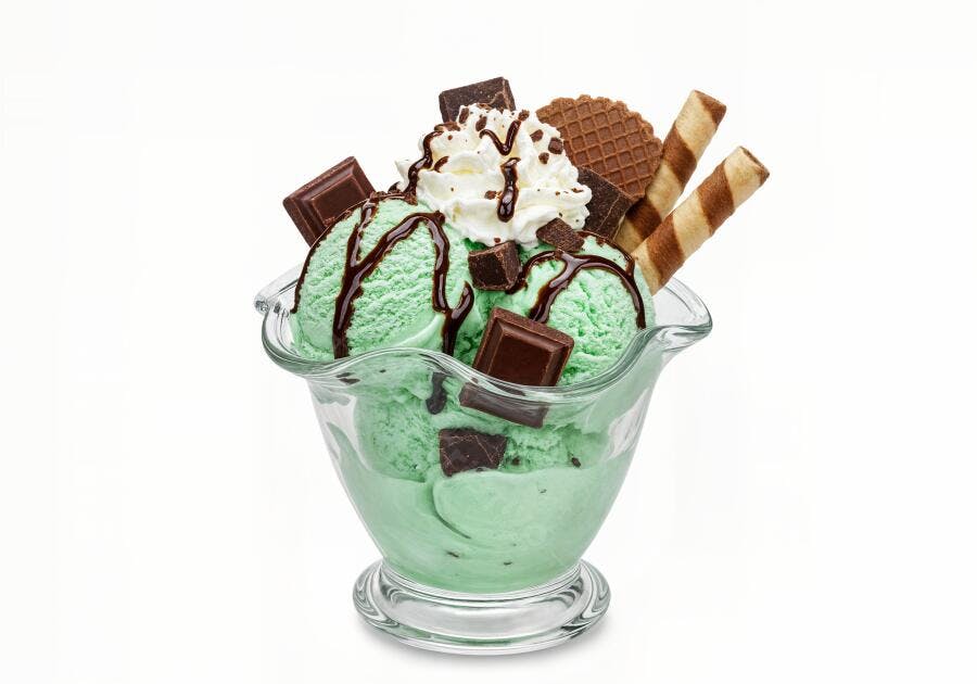 Sorvete de menta com chocolate e chantilly
