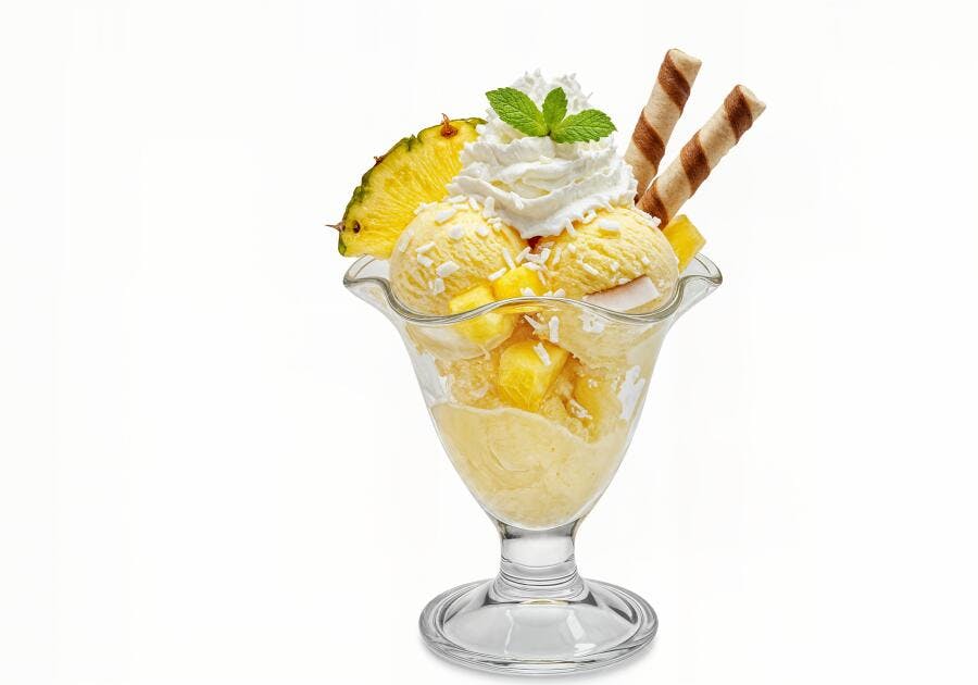 Sorvete de Abacaxi com Coco e Chantilly