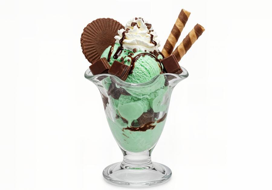 Sorvete de menta com chocolate e chantilly