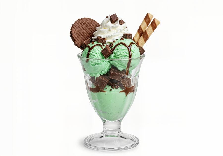 Sobremesa de sorvete menta com chocolate