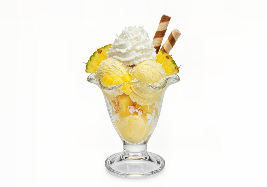 Sorvete de Abacaxi com Chantilly e Wafer