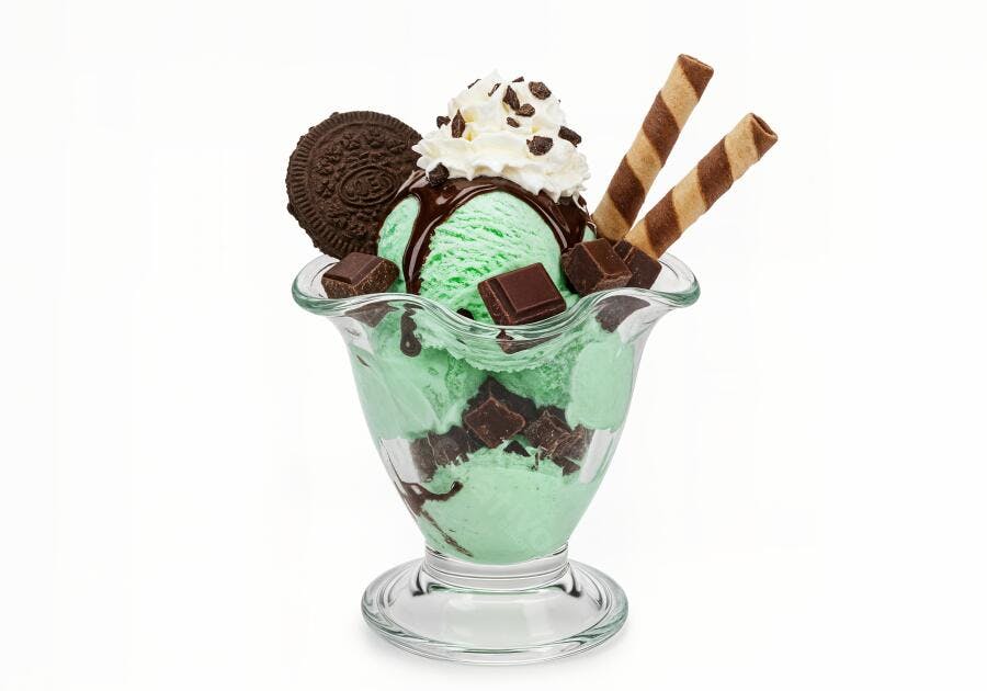 Sorvete de menta com chocolate e chantilly