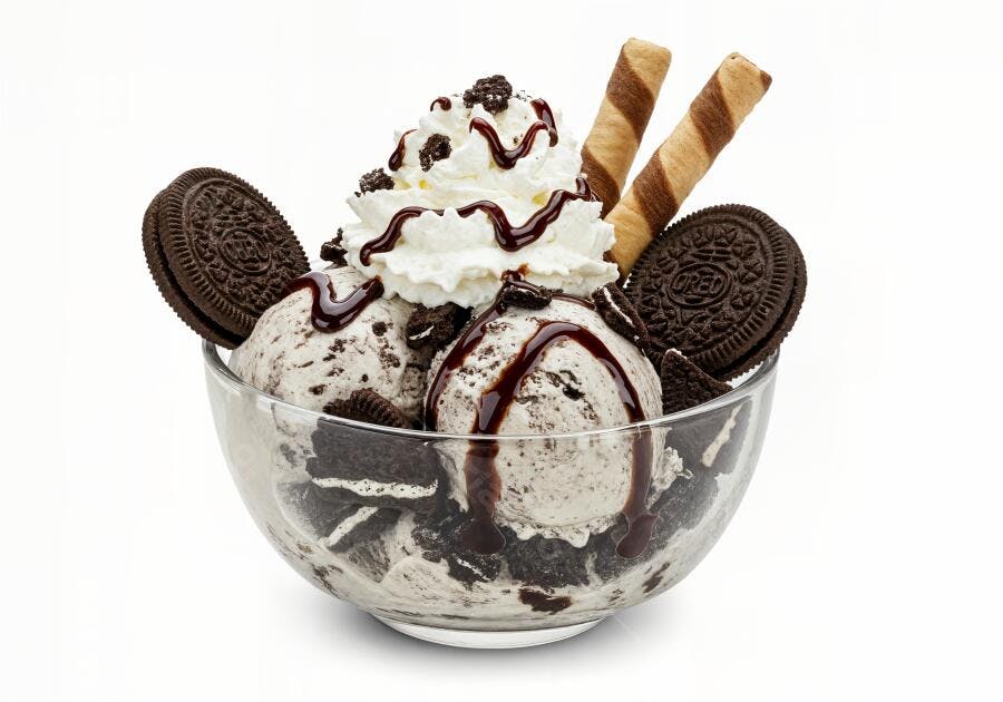Sobremesa de sorvete com Oreo e chantilly