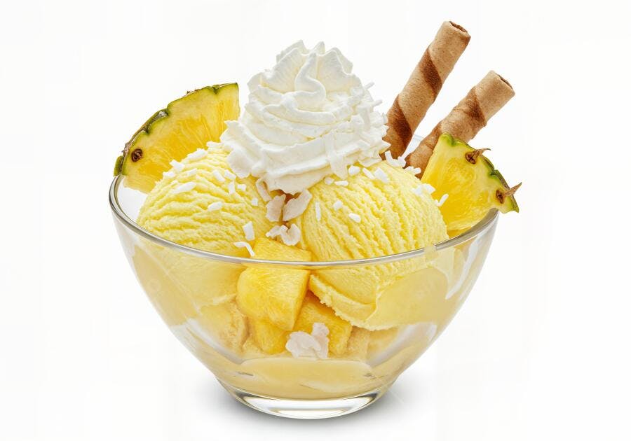 Sorvete de Abacaxi com chantilly e coco